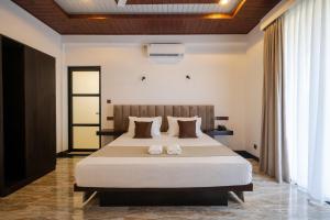 Кровать или кровати в номере Praia Bay Hiriketiya