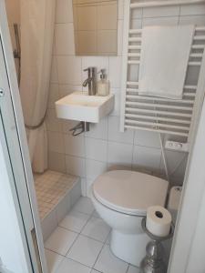 A bathroom at CENTRE PARIS Maubert Notre Dame Beau Studio calme lumineux salle de bains ascenseur climatisation