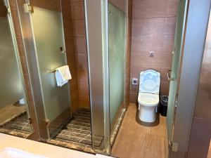 łazienka z toaletą z otwartymi drzwiami w obiekcie James Joyce Coffetel Beijing Yizhuang Development Zone Yicheng Times Square w Pekinie