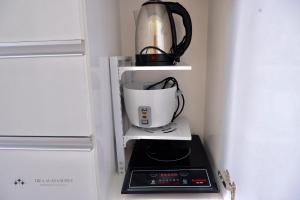 una licuadora sentada en un estante en una cocina en The Cavana Suites, en Pusok