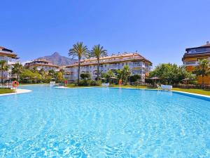 una gran piscina frente a algunos edificios en Puerto Banus Luxury Penthouse, en Marbella