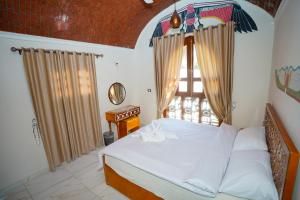 a bedroom with a bed and a window at Osman Authentic Dome House Garden Retreat in Luxor