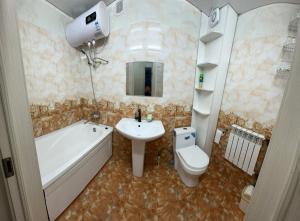 Ένα μπάνιο στο Cozy apartment in downtown Ulgii