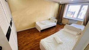 Ένα ή περισσότερα κρεβάτια σε δωμάτιο στο Cozy apartment in downtown Ulgii