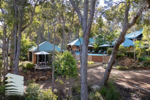 una casa en el bosque con árboles en Dunsborough Ridge Retreat, en Dunsborough