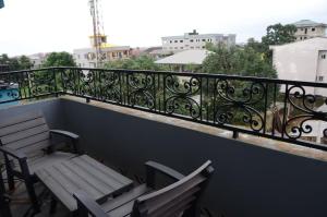 ein Balkon mit einer Sitzbank und einem Balkongeländer in der Unterkunft Résidence DON BOSCO in Douala