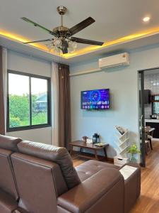 バーン・クロンムアンにあるSmile Home Krabi Klong Moung Beachのソファと天井ファンのあるリビングルーム +209枚の写真