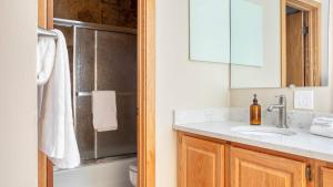 un bagno con lavandino e doccia di Cloud 9 by AvantStay Located at the Base of Vail Ski Resort w Community Pool Hot Tub a Vail Altre 19 foto