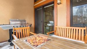 una pizza è appoggiata su un tavolo in veranda di Cloud 9 by AvantStay Located at the Base of Vail Ski Resort w Community Pool Hot Tub a Vail