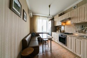 salon z kanapą i stołem w kuchni w obiekcie MaxRealty24 Universitet w Moskwie