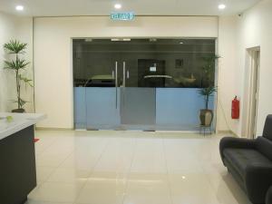 Lobi atau kawasan kaunter penerimaan di One Home Hotel