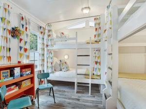 Habitación infantil con 2 literas y escritorio. en Coast A While, en Tybee Island 33 fotos más