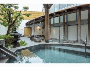 a swimming pool in front of a building at Hadano Yugawara Onsen Manyo no Yu in Hadano