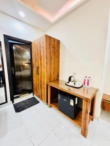 a room with a wooden desk in a room at Murthal Green Plaza Hotel in Sonīpat +8 photos