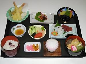 un vassoio con diversi tipi di cibo sopra di Hotel Ito a Wakayama