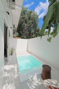 ein Pool an der Seite eines Hauses in der Unterkunft 1BR Stylish Mezzanine Near In Dreamland in Uluwatu + 5 Fotos