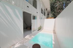 ein Swimmingpool mitten in einem Haus in der Unterkunft 1BR Stylish Mezzanine Near In Dreamland in Uluwatu