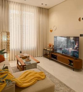 Μια τηλεόραση ή/και κέντρο ψυχαγωγίας στο FAYAH Privet Suite