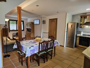 Nhà bếp/bếp nhỏ tại Vivienda vacacional La Poza la Braña +31 ảnh