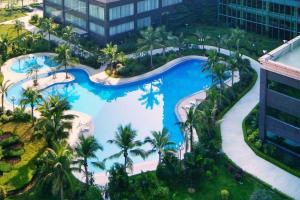 an overhead view of a pool at a resort at Gladden Hotel Shilong in Dongguan