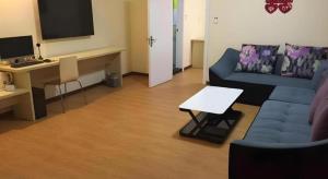 - un salon avec un canapé bleu et un bureau dans l'établissement 7 Days Inn Jiamusi Tangyuan County Shengli Road, à Jiamusi 15 autres photos