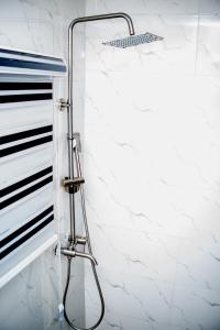 einen Duschkopf im Bad mit Dusche in der Unterkunft Ivy Hotel Epe in Poka