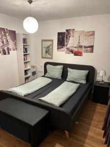 a bed in a room with two mattresses at Charmantes Feriennest vor Seßlachs Stadtmauer im lebendigen Familienhaus in Seßlach