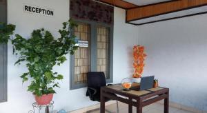an office with a desk with a laptop on it at Hotel O Penginapan Al-asharNearWarung Acil Ubai in Purbolinggo