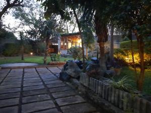una pasarela de piedra frente a una casa en Ashara guesthouse, en Āwasa