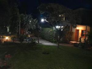 una casa con un patio por la noche con luces en Ashara guesthouse, en Āwasa