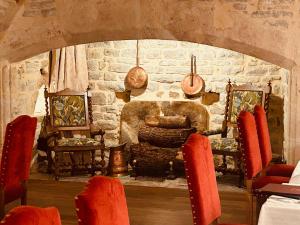 Posezení v ubytování Hôtel-Restaurant Le Manoir De Montesquiou