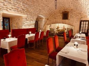 Posezení v ubytování Hôtel-Restaurant Le Manoir De Montesquiou + 73 fotografií