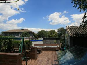 The swimming pool at or close to Kelly‘s Courtyard Hotel