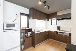 Η κουζίνα ή μικρή κουζίνα στο 戸建て貸切 無料駐車場有 名古屋城まで車で10分