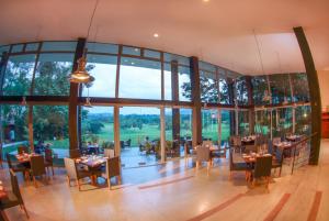 A restaurant or other place to eat at Victoria Golf Resort