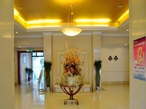 una hall con tavolo al centro di un edificio di GreenTree Inn Langfang Sanhe South Yingbin Road Express Hotel a Sanhe