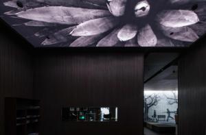 TV a/nebo společenská místnost v ubytování The Nook Hotel Hangzhou - A design hotel, 20 mins to West Lake and Lingyin Temple