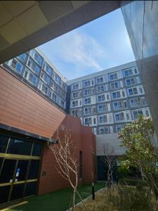a view of a building from the outside at 여수호텔 퍼스트시티 430호 트윈 하프오션뷰 in Ungch'ŏn-ni
