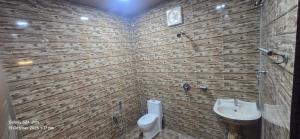 un baño con inodoro y lavabo en Jungle Beach Resort, en Neil Island