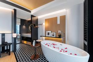 Habitación con baño con bañera blanca grande. en SFEEL Designer Hotel Chongqing Liberation Monument Hongya Cave Branch, en Nan'an 30 fotos más