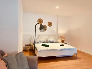 Un pat sau paturi într-o cameră la Odw homes - Large apartment with four bedrooms