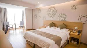 Ένα ή περισσότερα κρεβάτια σε δωμάτιο στο GreenTree Inn Suqian Suyu District Red Star Macalline +41 φωτογραφίες
