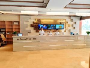 a difference inn lobby with people sitting at the counter at GreenTree Inn Xianning Tongshan Yangdu Avenue in Xianning +96 photos