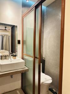 Un baño con lavabo e inodoro en Calathea Suites El Nido, en El Nido