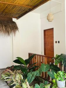Una habitación con un montón de plantas y un porche. en Calathea Suites El Nido, en El Nido