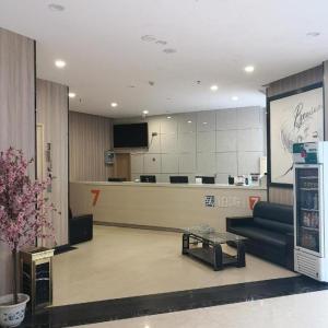 a lobby with a waiting room with a couch and a table at 7 Days Premium Hotel Ji'an Taihe Gongnongbing Avenue in Ji'an