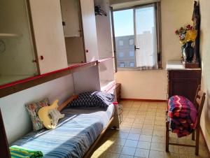 Una habitación con una cama con una guitarra. en Camere Artisti Musicisti Viaggiatori Vacanze, en Verona