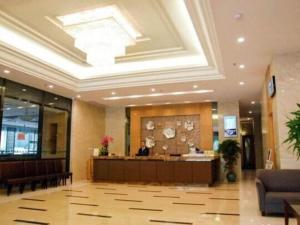 una hall di un hotel con una persona seduta alla scrivania di GreenTree Inn GuangDong DongGuan HouJie Business Hotel a Dongguan