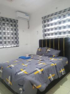 Ένα ή περισσότερα κρεβάτια σε δωμάτιο στο Cozy 3-Bedroom Tradebybata Guest House FUNAAB