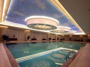 a swimming pool in a hotel with a star ceiling at Nanchang Oriscene Garden Hotel in Nanchang